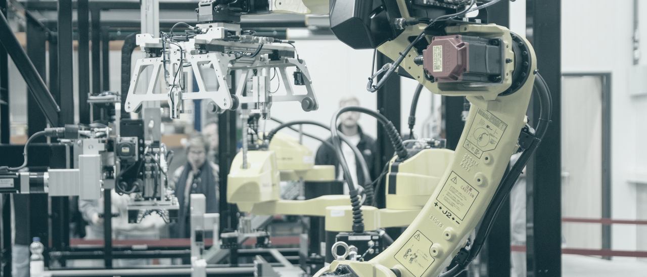 Ramię robota przemysłowego w zrobotyzowanym gnieździe produkcyjnym